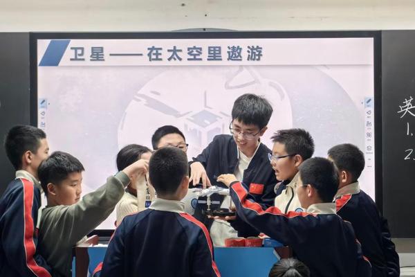 哈工大小卫星班学生（中）为中小学生进行科普。（哈工大供图）