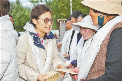 陈中红（左）在西藏昌都与群众交流。（图片由受访者提供）