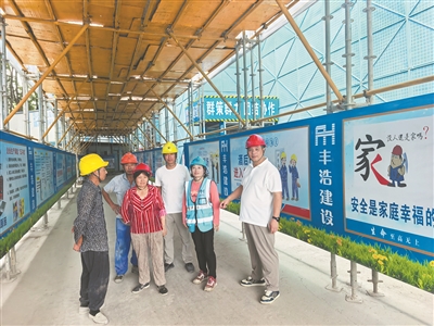 黄浩如（右一）在工作中。（图片由受访者提供）