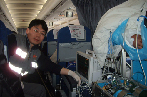 葛庆岗在飞机上看护危重病人