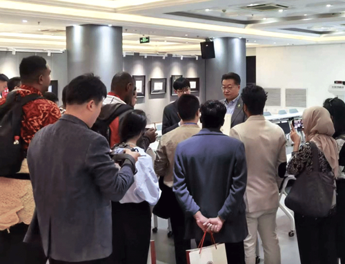 陶冶为到访的国际媒体记者介绍中国漫画教育现状