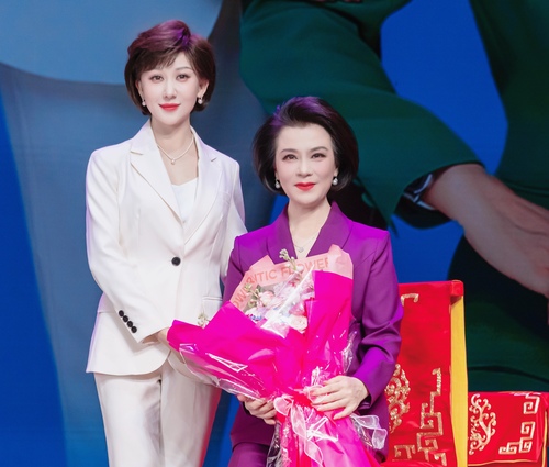 拜师典礼上沙霏（左）与恩师迟小秋（右）合影