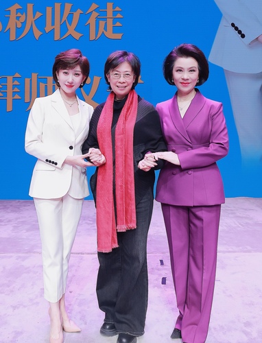 （左起）沙霏与秦艳、迟小秋合影