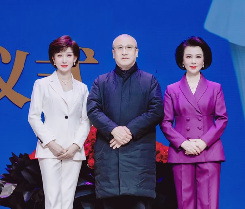 （左起）沙霏与王硕、迟小秋合影