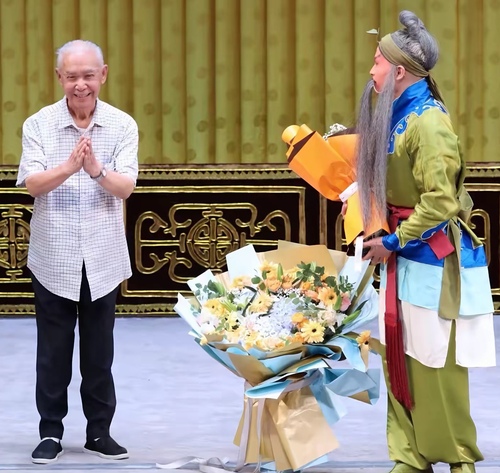 著名京剧表演艺术家李崇善祝贺弟子王宁演出成功