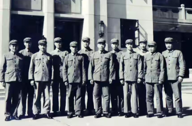 南京军事学院“非党教员”评授军衔纪略