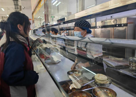 “妈妈后厨”机制解锁家校共育新场景