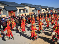 甘肃榆中灾后安置点迎元旦 屋暖人安启新程