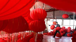 河北石家庄：赶制宫灯迎佳节