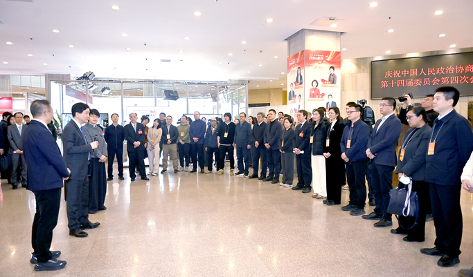 北京市领导看望报道市政协十四届四次会议新闻工作者，魏小东参加