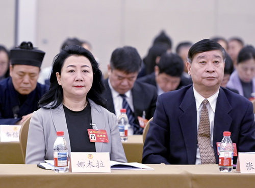 娜木拉委员聚焦公共文化服务建议，大力培育基层文化社团，鼓励专业力量下沉，孵化更多百姓剧??；同时，搭建资源共享平台，鼓励和支持专业艺术机构、文化企业、设计力量共同研发文化产品与体验项目。