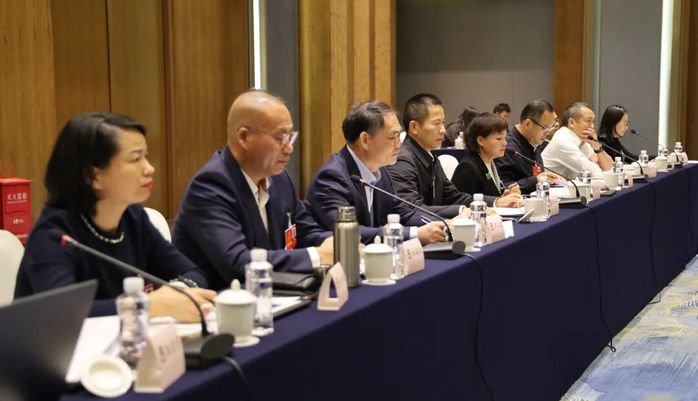 委员分组讨论政协常委会工作报告和提案工作情况报告