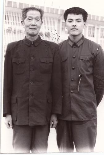 本文作者与爷爷合影(9227557)-20260203095659