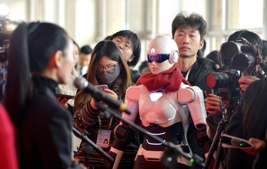 智能机器人“增色”两会报道