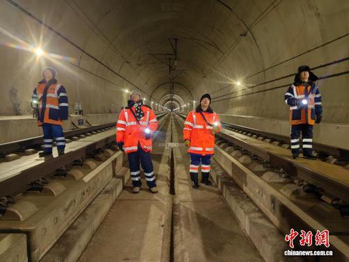 2月5日凌晨，工友们在王凤西山隧道内检查拱顶闭合裂缝变化情况?！≌哉裼?摄