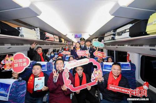 2月5日，广州南站开往贵阳北的D1854次列车上举行了一场别开生面的新春联欢会。陈海洋 摄