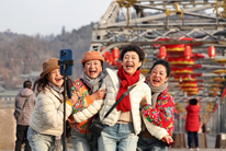 甘肃兰州：黄河百年铁桥 灯笼高挂迎新