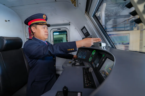 △第十三任“毛泽东号”司机长王振强驾驶“毛泽东号”机车。