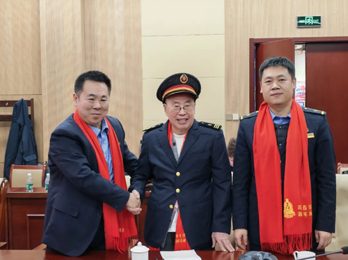 △第七任司机长陈福汉（中）、第十二任司机长刘钰峰（左）、第十三任司机长王振强（右）三代“毛泽东号”司机长合影。