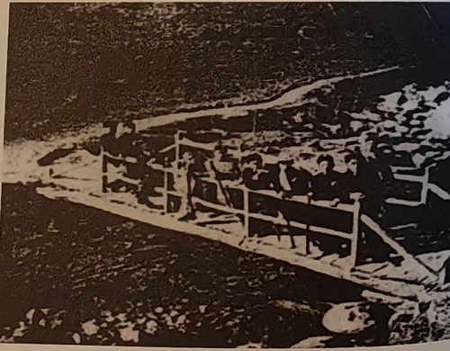 1938年春迁校时，同学在川陕道上向汉中(9401297)-20260225134750