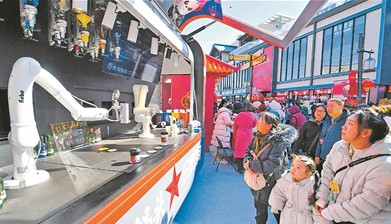 2月18日，北京隆福寺新春市集内的机器人饮料调配师吸引游客驻足。 新华社发