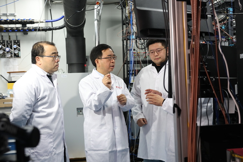 潘建伟（中）与同事讨论离子量子中继实验(9511298)-20260306112459