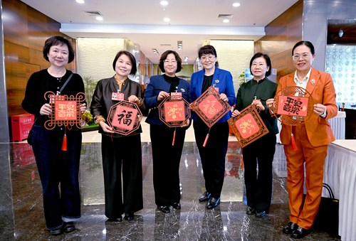 女委员们体验传统手工拓印技艺，展示自己的(9623504)-20260309153938