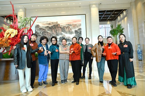 文艺界委员们一起合影留念。并用爱心手势，(9630337)-20260309153902