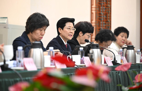 3月6日，高洁委员（左二）在小组讨论会上(9645148)-20260310095357