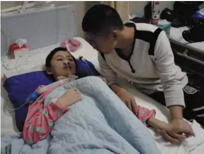 男子借20万照顾植物人女友感动网友 实为家暴所致