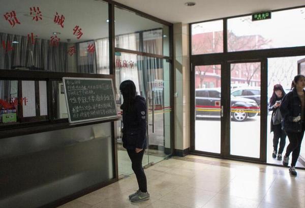 女生节横幅大比拼：宿管大妈不惜翘班去过节2