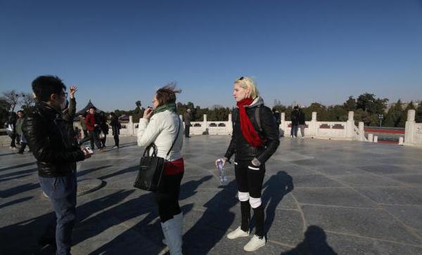 撒贝宁携外籍女友逛天坛 父母随行疑好事将近1