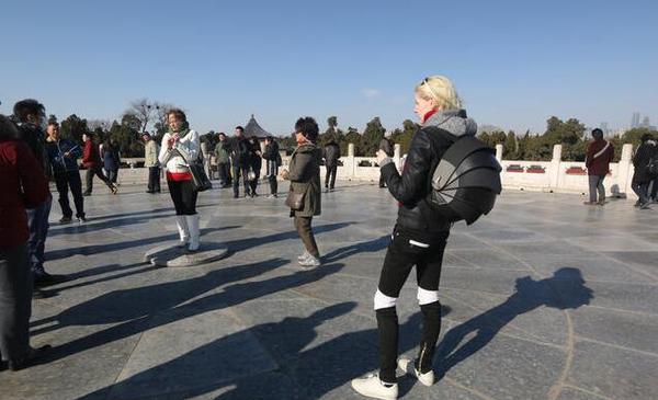 撒贝宁携外籍女友逛天坛 父母随行疑好事将近2