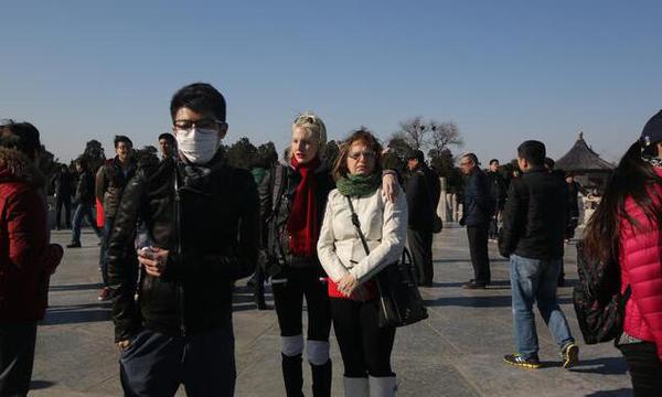 撒贝宁携外籍女友逛天坛 父母随行疑好事将近4