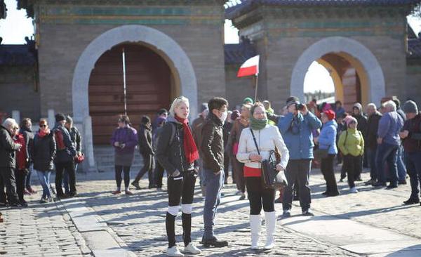 撒贝宁携外籍女友逛天坛 父母随行疑好事将近5