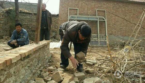 “大衣哥”朱之文修建村屋 亲手和泥搬砖1