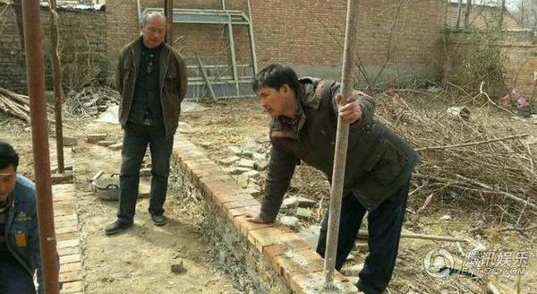 “大衣哥”朱之文修建村屋 亲手和泥搬砖3