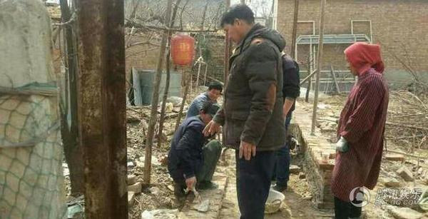 “大衣哥”朱之文修建村屋 亲手和泥搬砖5