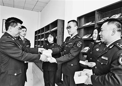 退伍军人因10块钱优惠遭刁难 军事法院出面