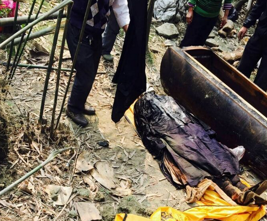 地上躺着的干尸