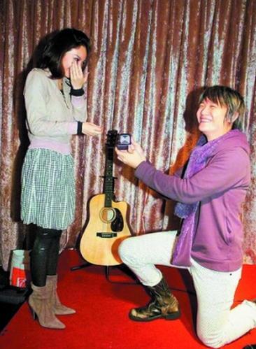 章子怡催婚汪峰杨幂睡着被套婚戒 明星求婚奇招百出(组图)