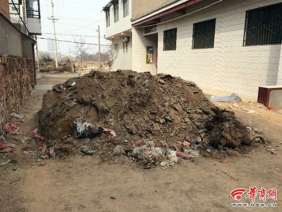 收不上垃圾费 渭南这个村的干部倒垃圾堵了居民点的路