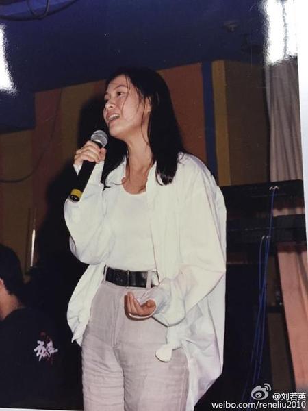 刘若英20年前清纯照曝光 拿话筒倾情献唱1