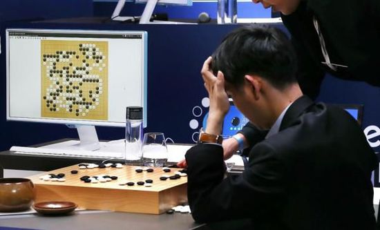 复盘阶段李世石也在不停挠头。