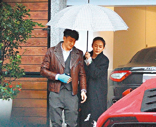 何润东夫妻新婚第一日甜蜜同行 妻子说生6个娃1