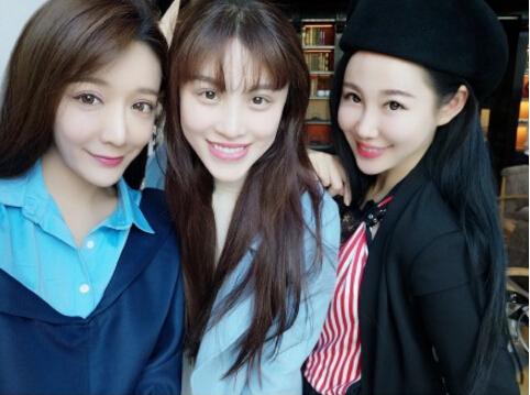 没有刘翔也不孤单！葛天白色情人节约闺蜜