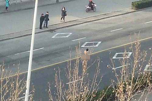 山东一女子马路上“飞翔”裸奔
