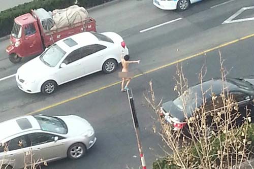 山东一女子马路上“飞翔”裸奔
