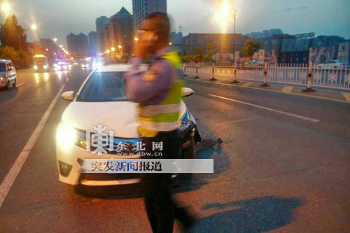 凌晨男女赤裸上身马路上吵架被撞双亡
