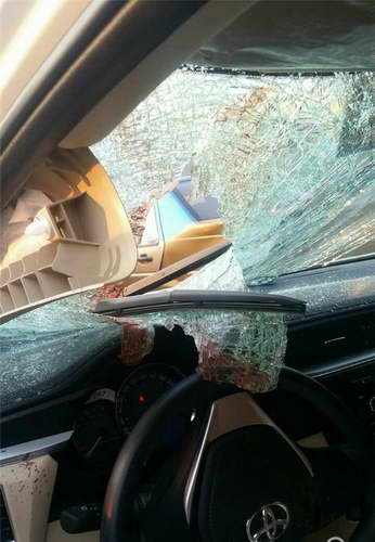 凌晨男女赤裸上身马路上吵架被撞双亡